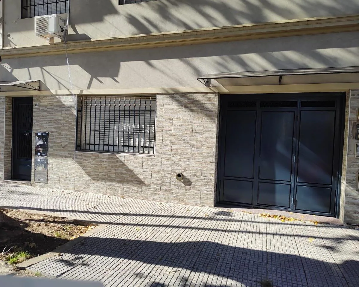 Casa, Ph de 4 Ambientes, con Garaje, Patios, y Jardin, Dos Baños
