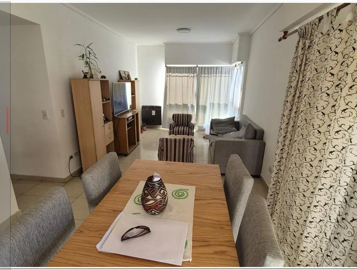 Apartamento de quatro ambientes com dependência em Flores