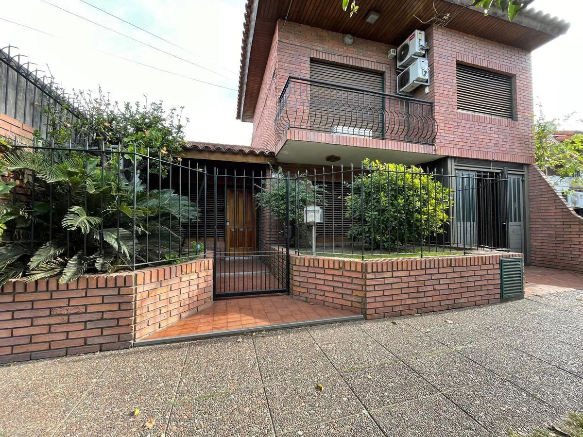 Alquiler Casa en 2 Plantas con 5 Dorm. - Moreno Sur