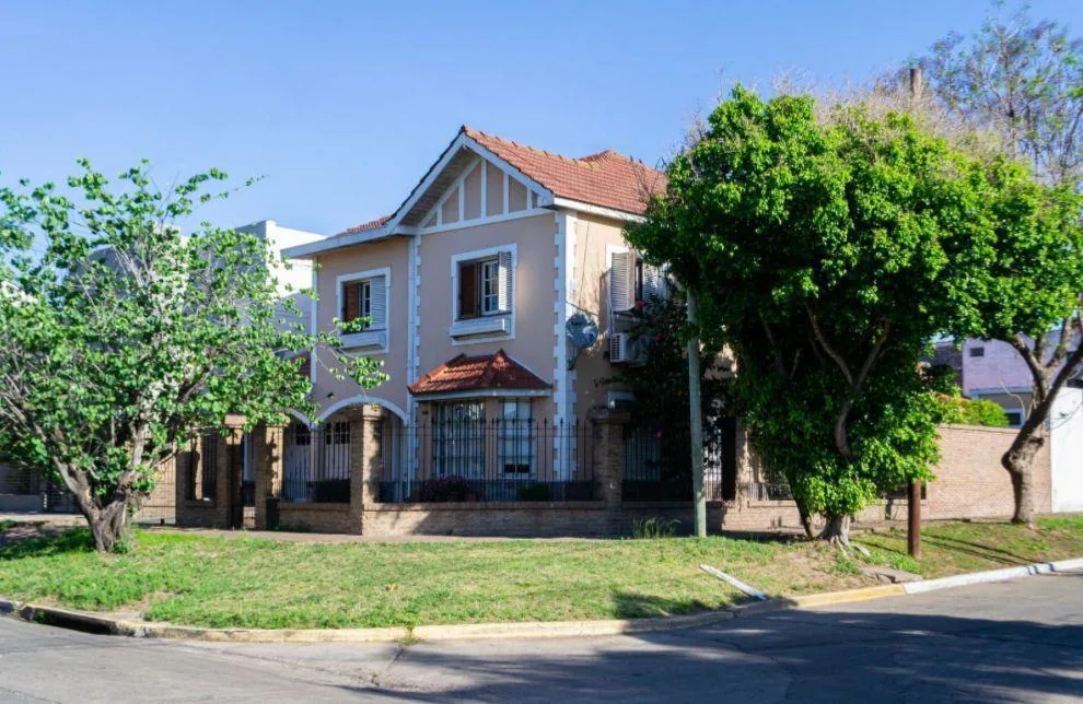 Дом с 7 комнатами в Lomas de Zamora