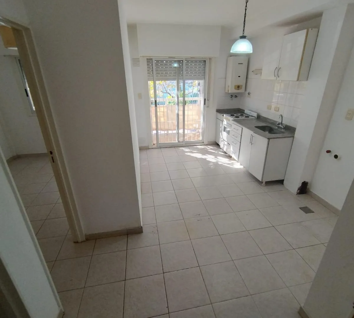 1º piso con balcón y cocina