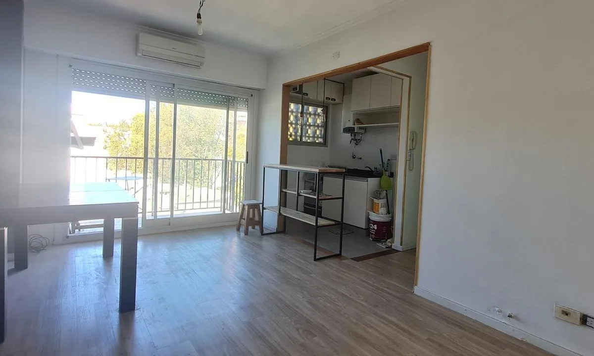 Departamento de 2 Ambientes en Florida Mitre: Luminoso con Balcón y Excelente Estado - en Alquiler