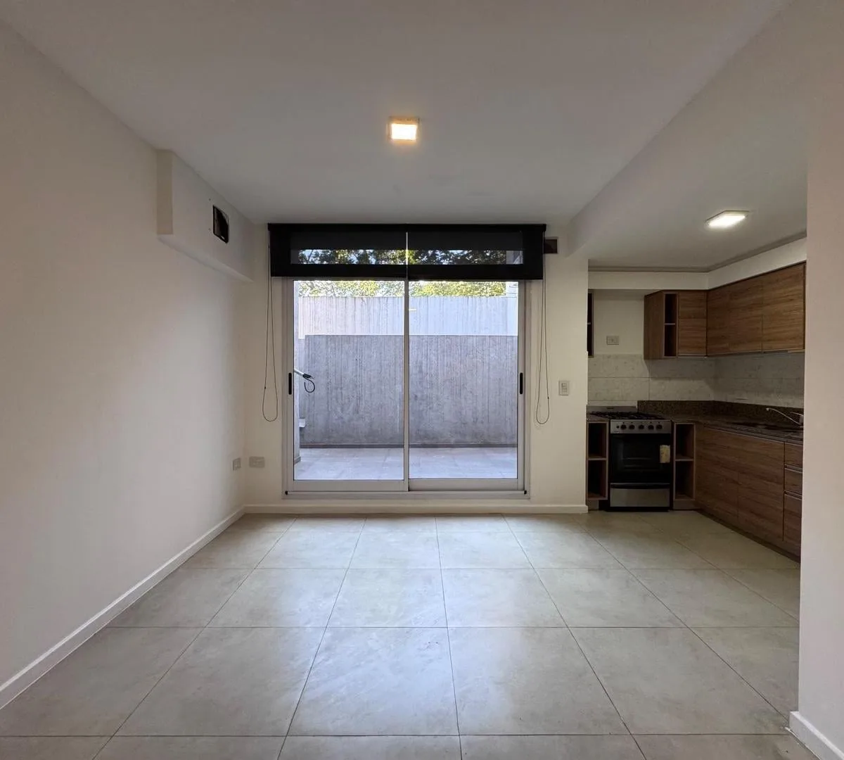 2 Ambientes con Patio y Cochera