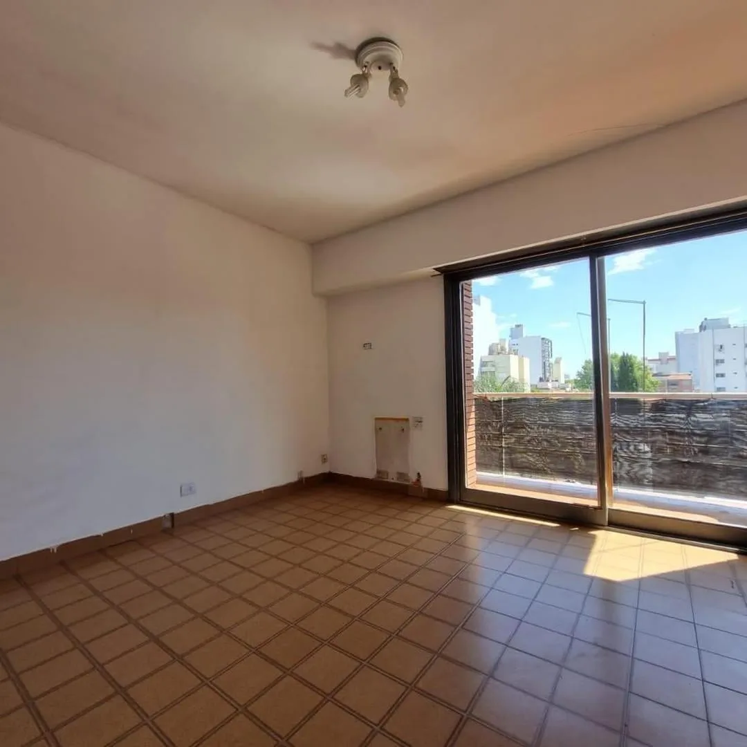 Caseros Centro. Departamento Monoambiente con Balcón