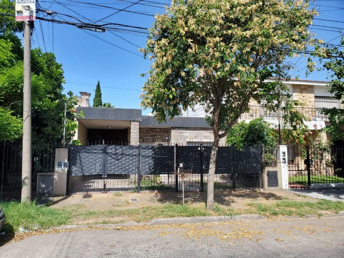 Casa en Alquiler 5 Ambientes/ Haedo