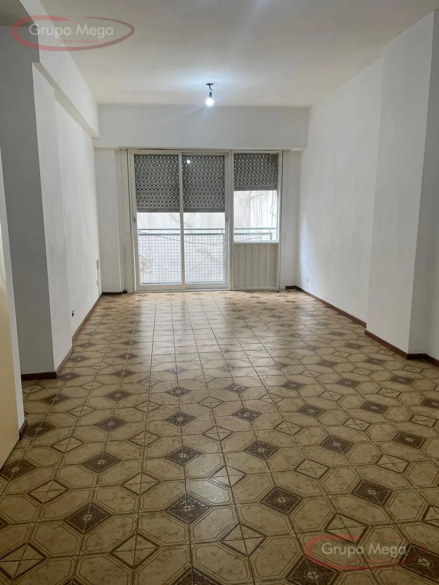 Apartamento de três ambientes com pátio em Villa Crespo