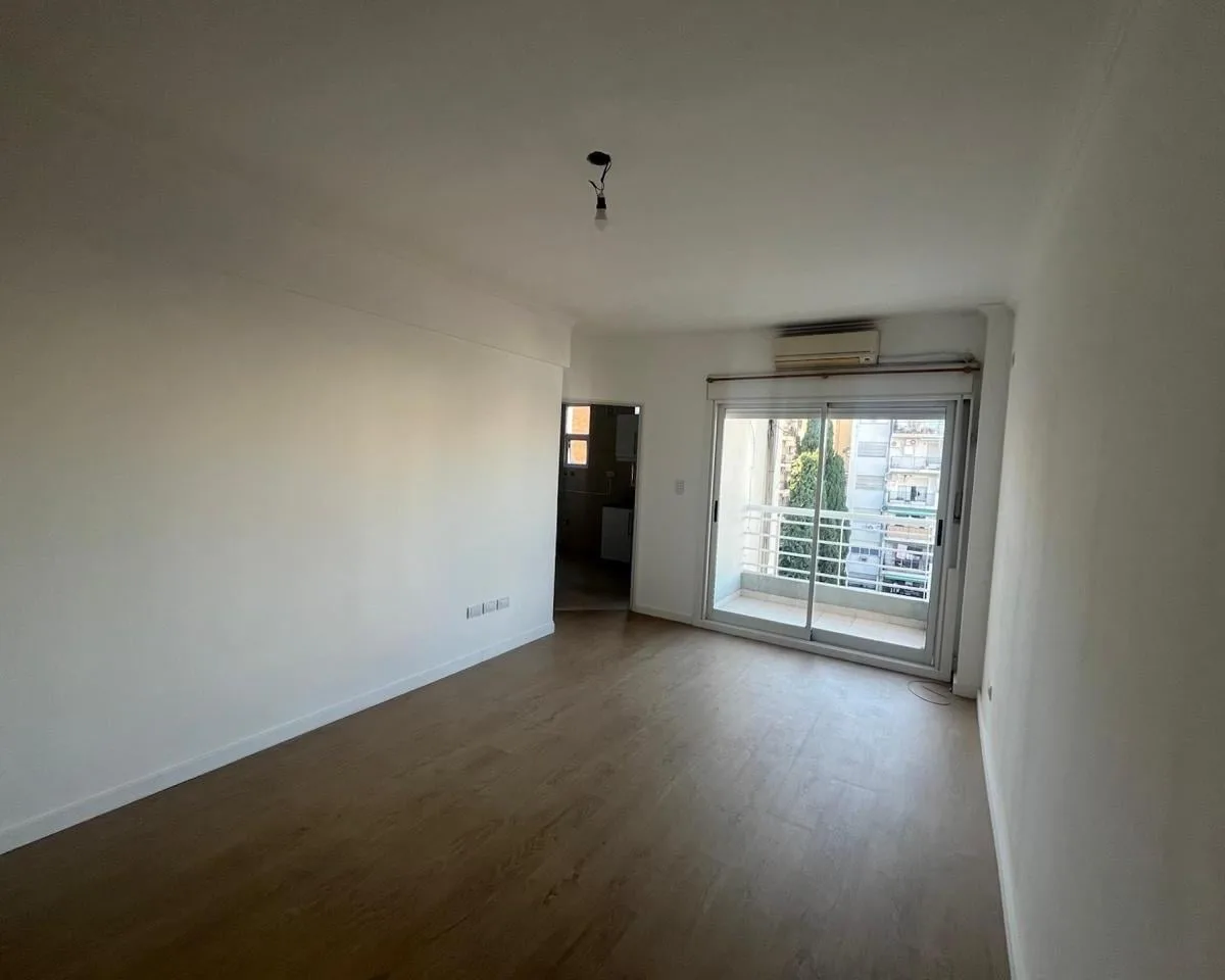 Two-room apartment in Almagro with balcony