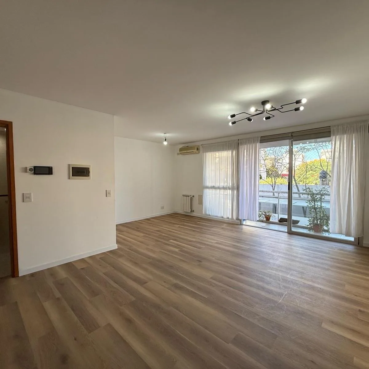 Two-bedroom apartment with parking in Morón