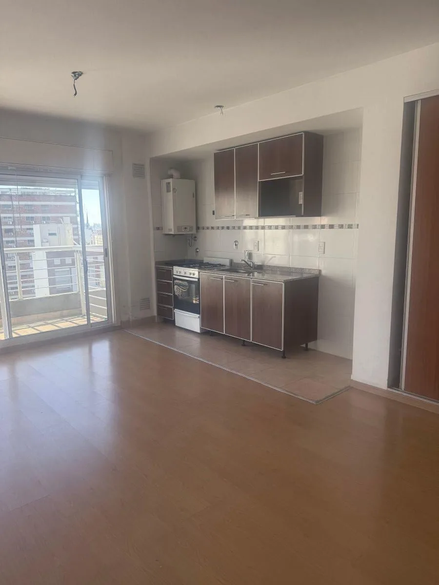Piso Alto - Impecable Monoambiente con Balcón. Vista Al Boulevard