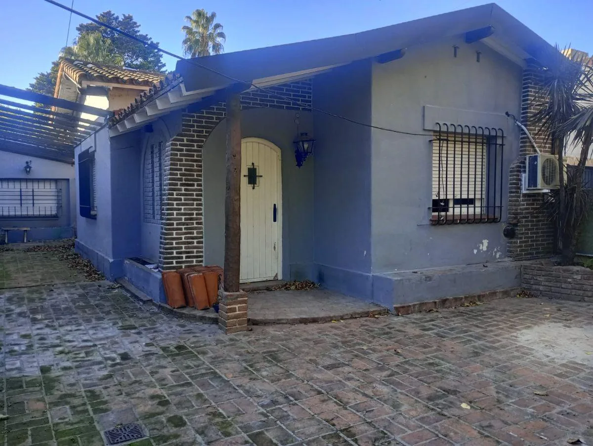 Amplia Casa Más Departamento con Fondo y Pileta. Excelente Zona. Apto Varios Usos