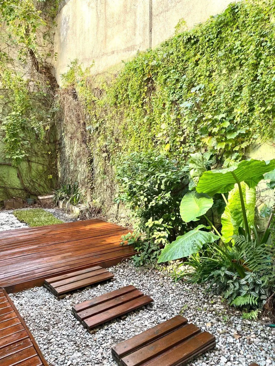 Apto Profesional - Amplio Monoambiente con Jardin