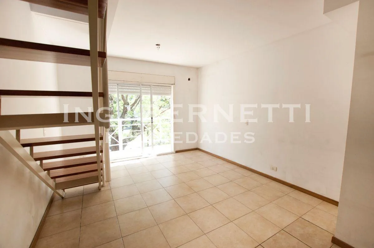 Departamento 2 Ambientes Al Frente en Dúplex - Muy Buen Estado