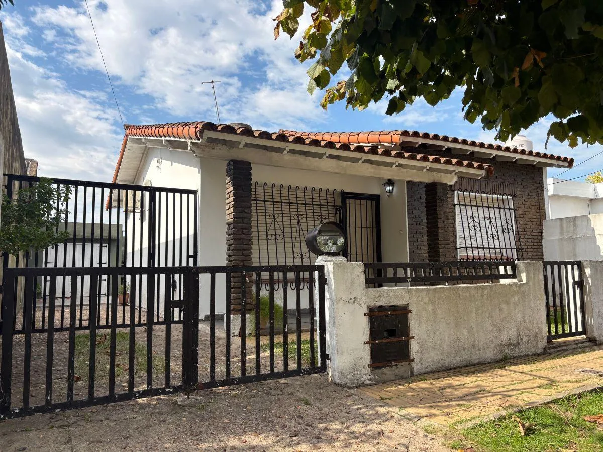 Two-bedroom house for rent in Almirante Brown