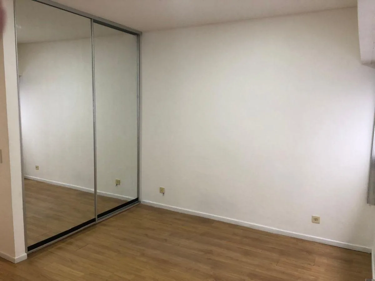 Apartamento de dois ambientes com vaga em Morón