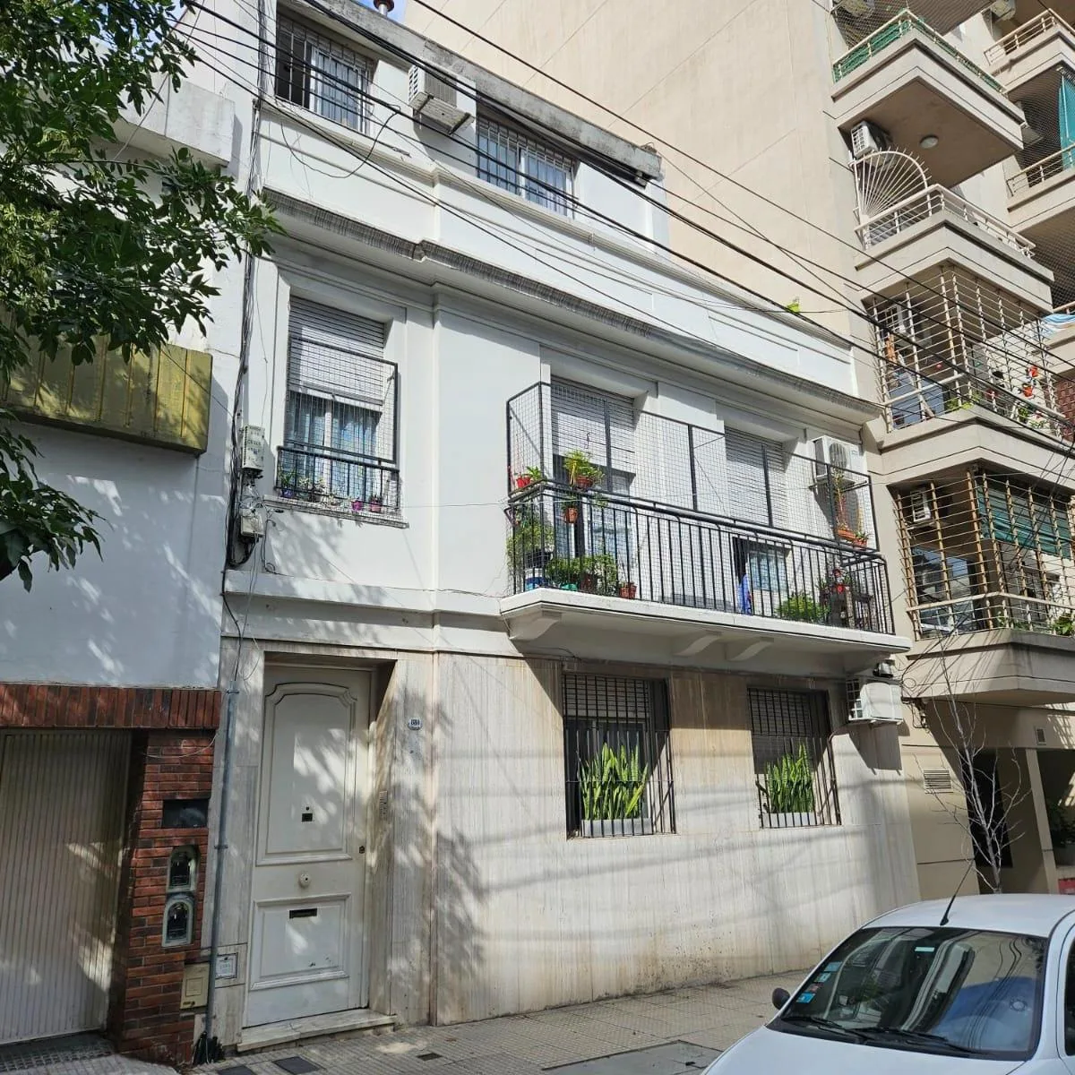 Dpto 3 Amb Frente con Terracita Propia, 2° Piso por Escalera, Super Luminoso en Excelente Zona