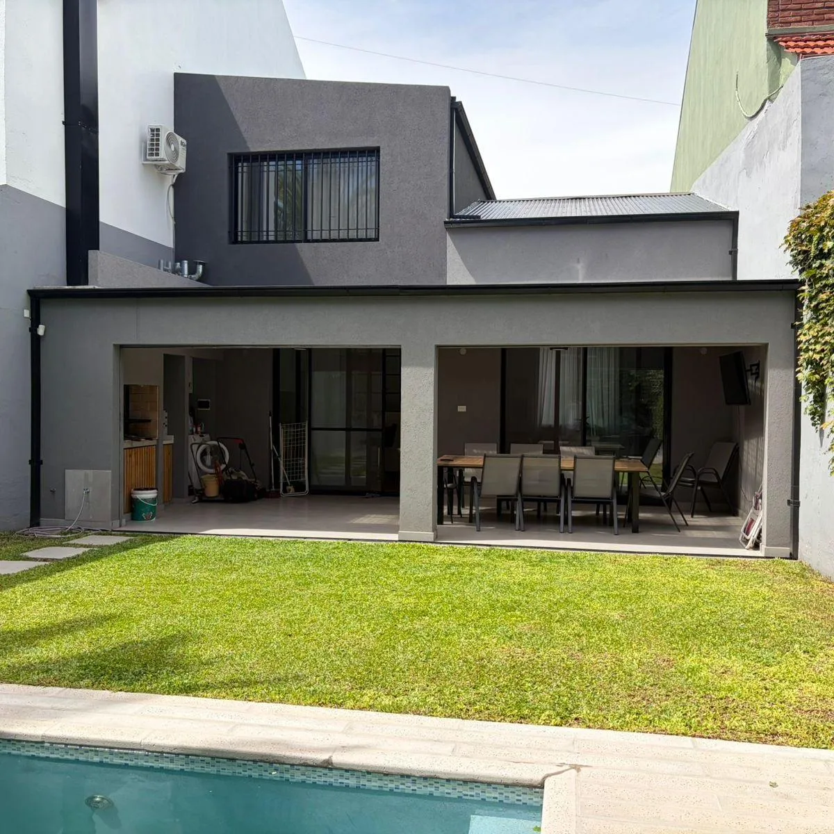 Casa con Jardin, Pileta y Parrilla en El Centro de Martinez