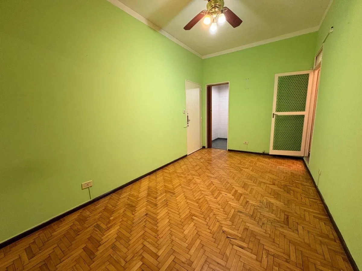 Apartamento de 2 ambientes com pátio coberto em Constitución