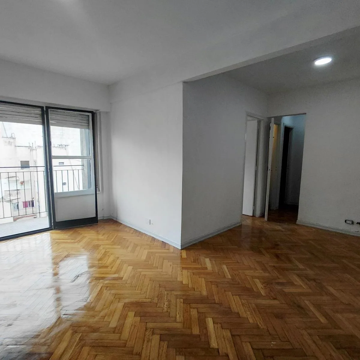 Apartamento de três ambientes com dependência em Balvanera