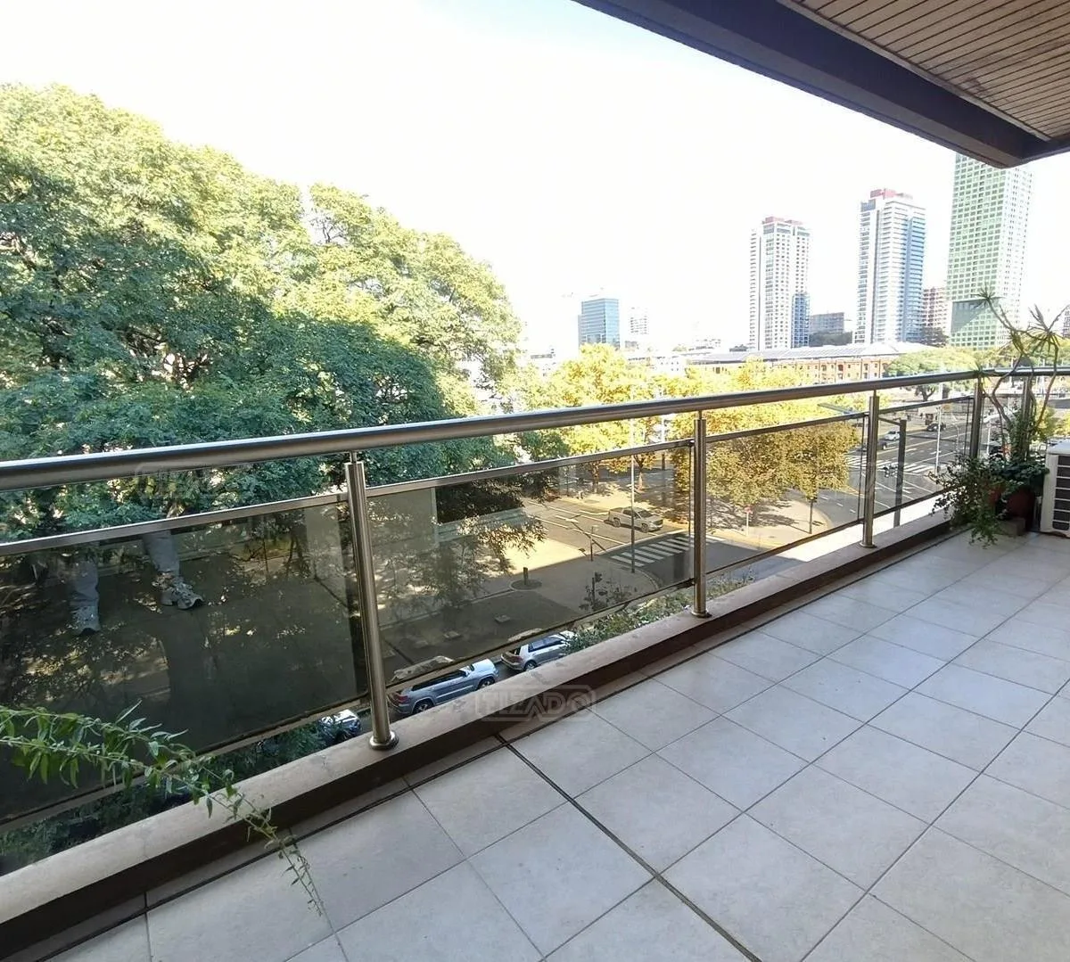 Alquiler Amoblado en Puerto Madero. 2 Ambientes con Vista y Gran Balcón. Estilo Clásico. Impecable