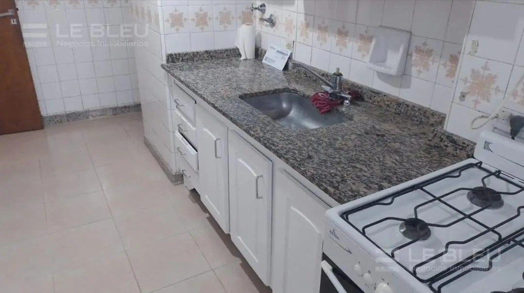 Three-room apartment with balcony in Monte Castro