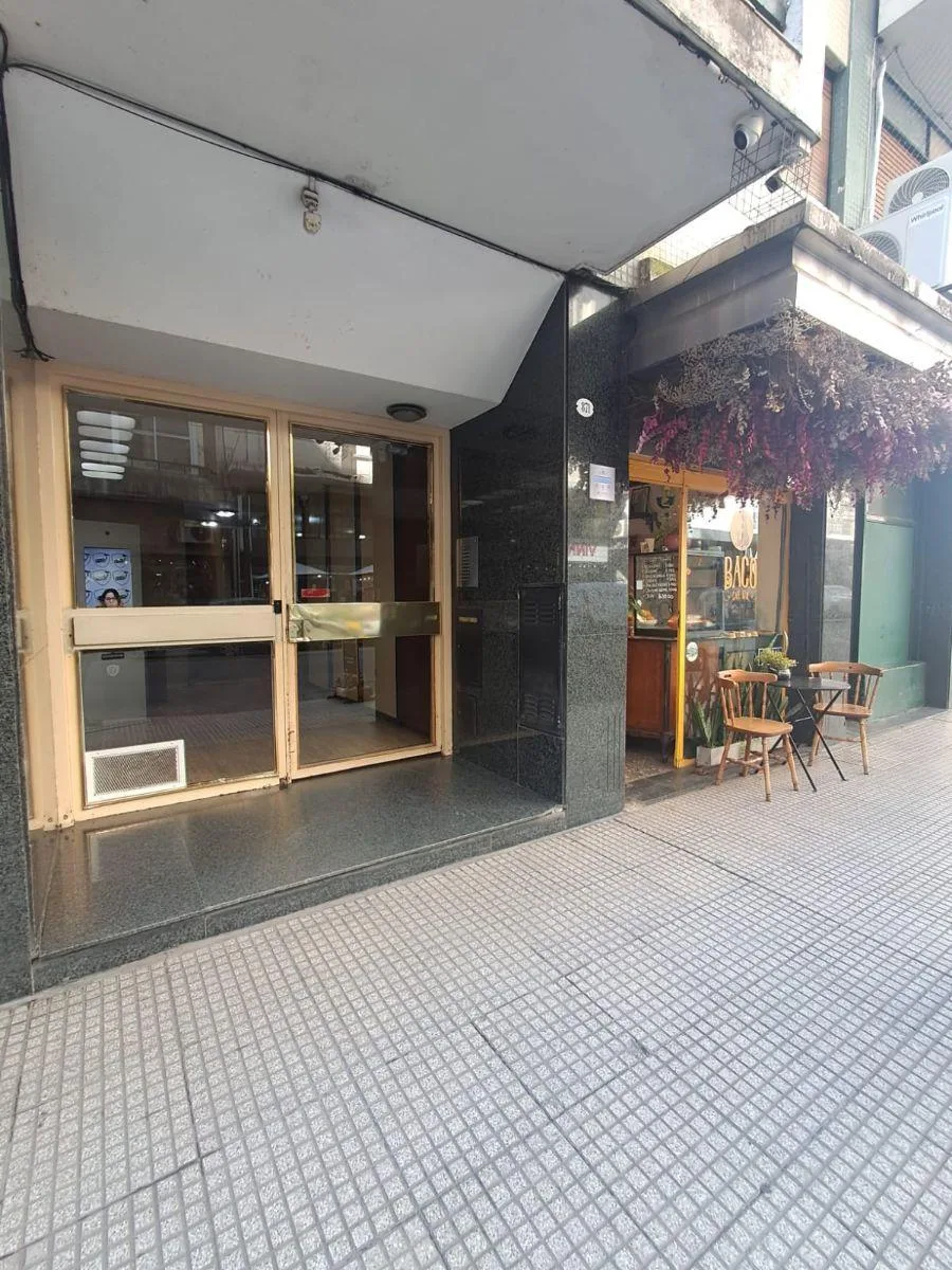 2 Ambientes - Hall - Balcòn - Frente - Cocina - Baño Todo Refaccionado - Pisos de Parque Plastificado