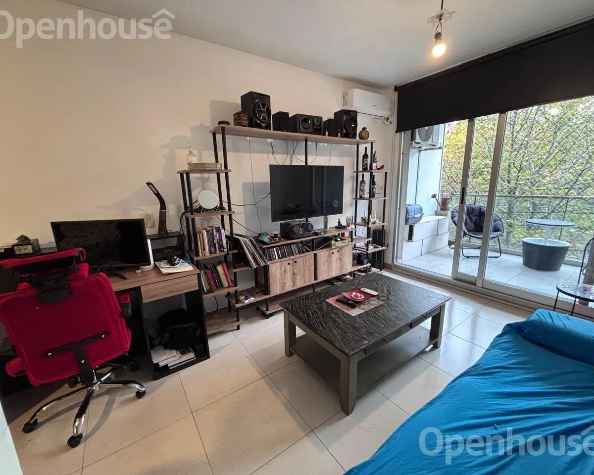 Studio apartment with balcony in Flores