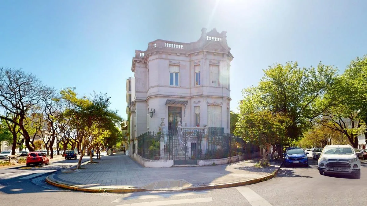 Se Alquila Casa de Estilo Francés de Tres Plantas Ideal Destino Comercial o Profesional