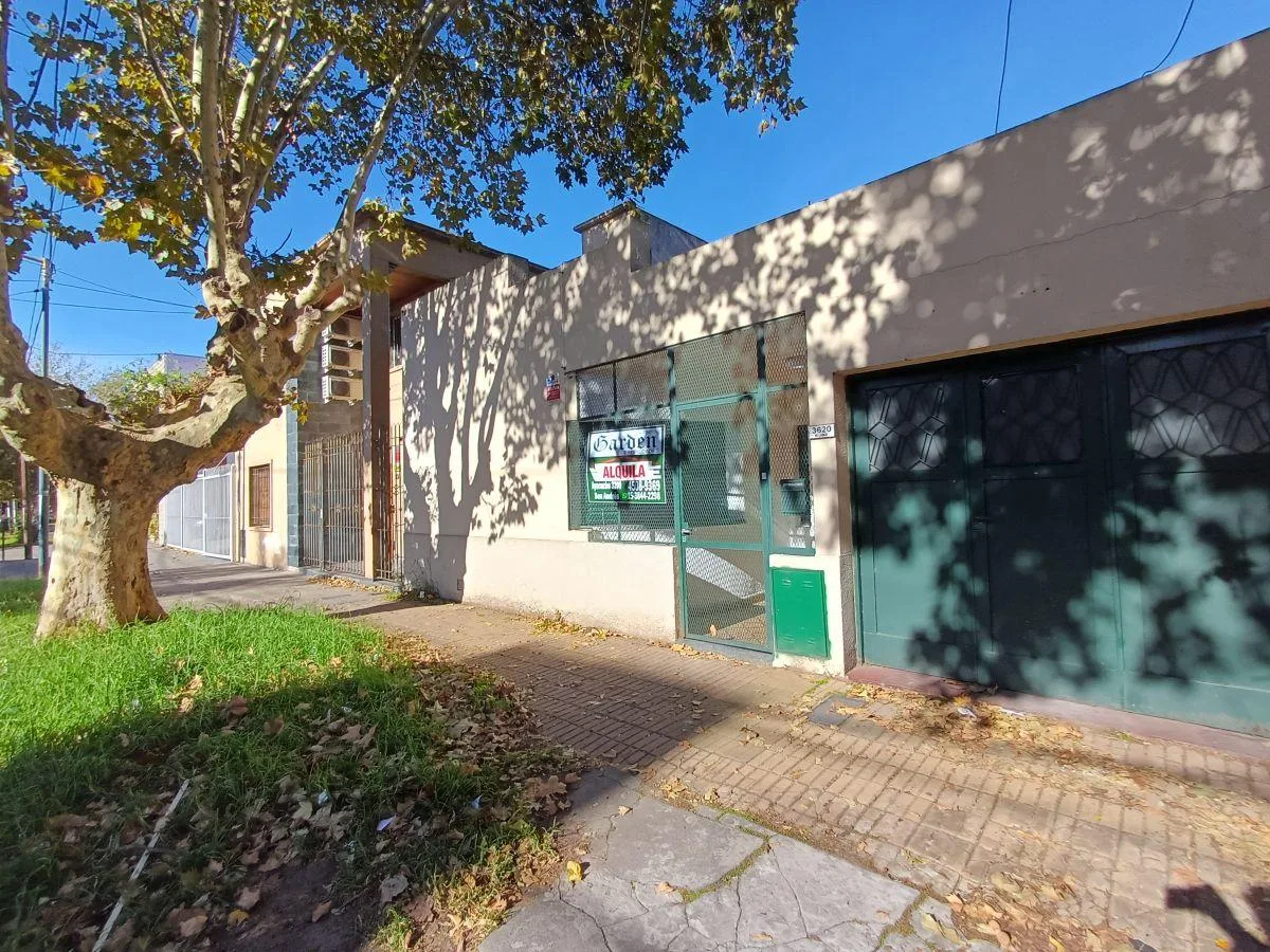 Casa en Alquiler de 3 Ambientes Sobre Lote de 150 m&sup2;. 2 Dorm.. Patio. Garage. Exc. Ubicación