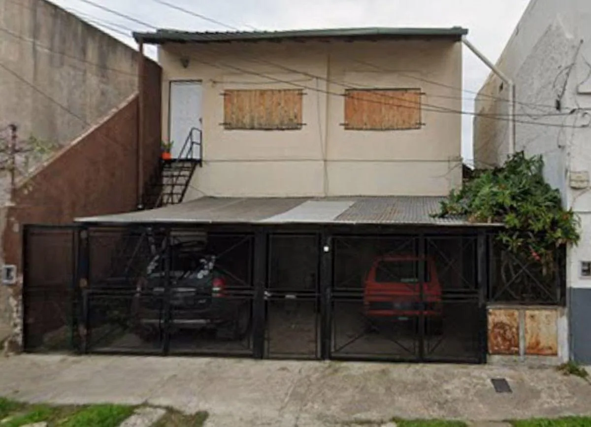 PH 3 Amb Al Frente en Planta Baja con Patio / Caseros