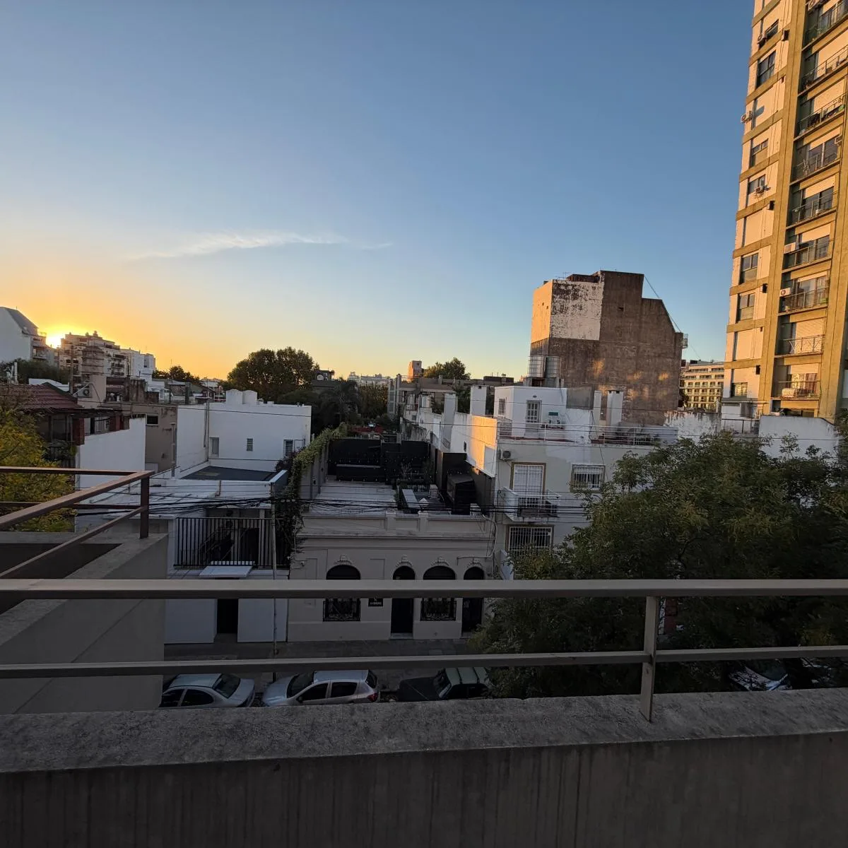 Monoambiente Grande, Al Frente con Balcon, 3er Piso, Muy Luminoso