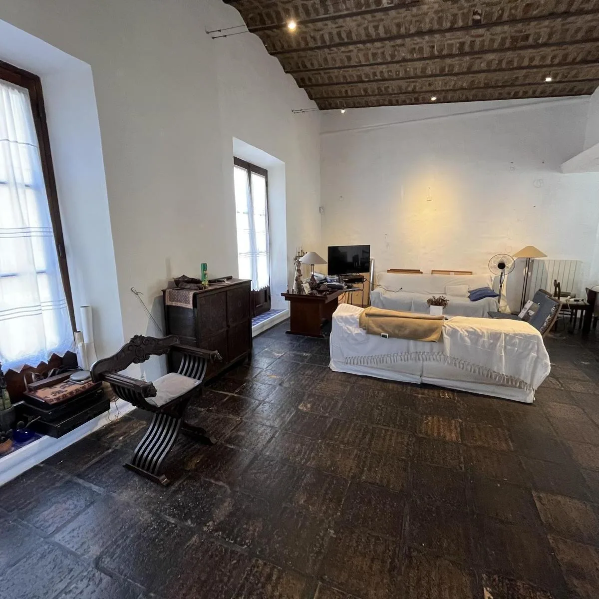 Casa colonial com jardim e churrasqueira