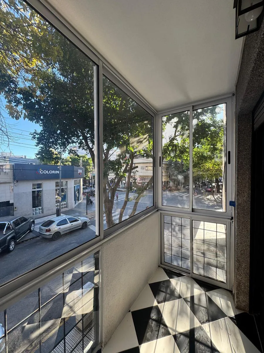 Apartamento de dois ambientes com varanda em Monte Castro