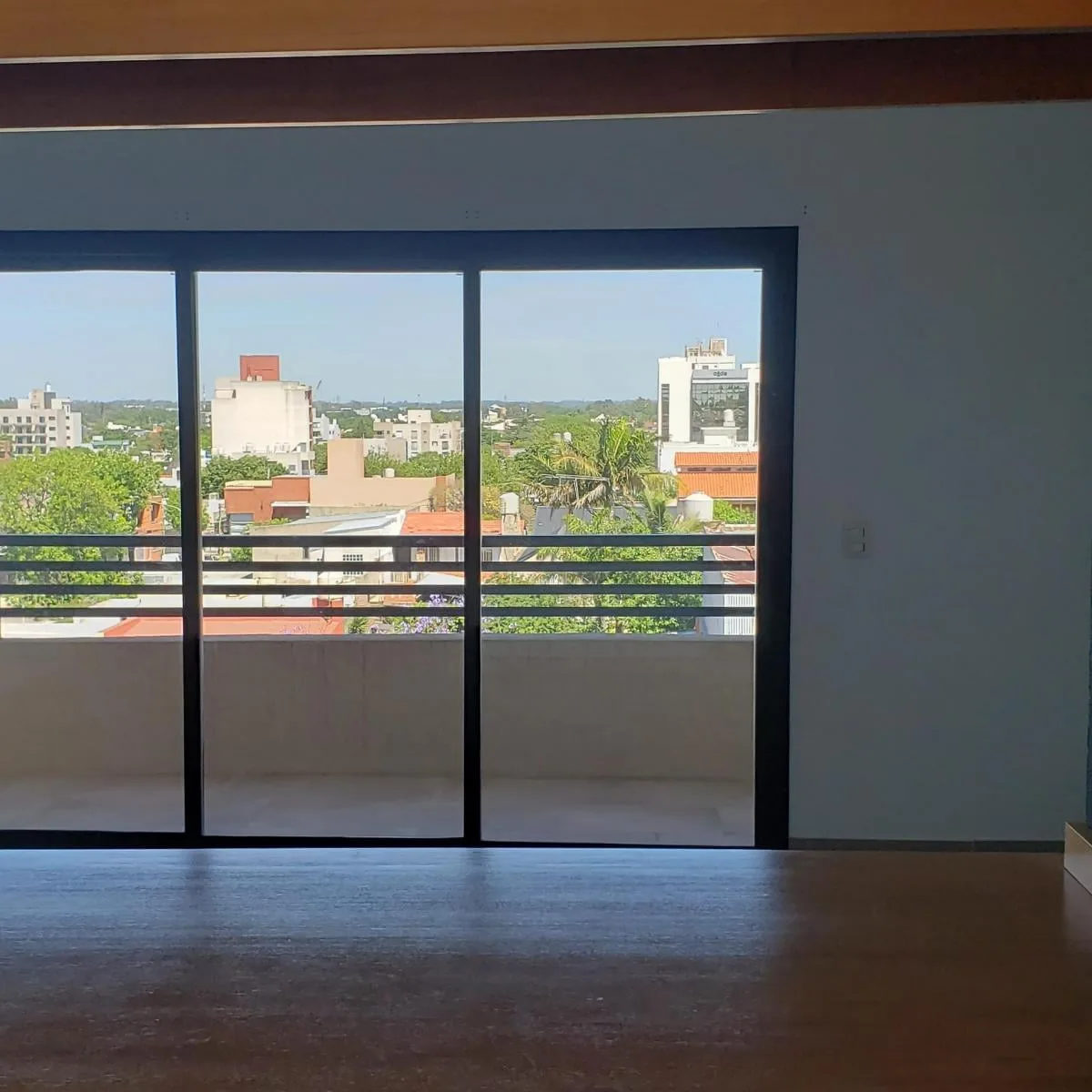 Semipiso alto con balcón aterrazado