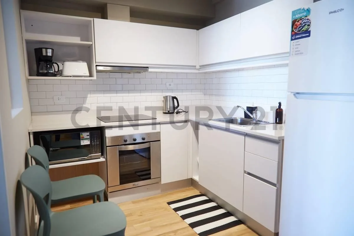 Alquiler 2 Amb. Amueblado - Piso Alto con Vista a Pileta – Expensas y Servicios Incluidos en El Prec