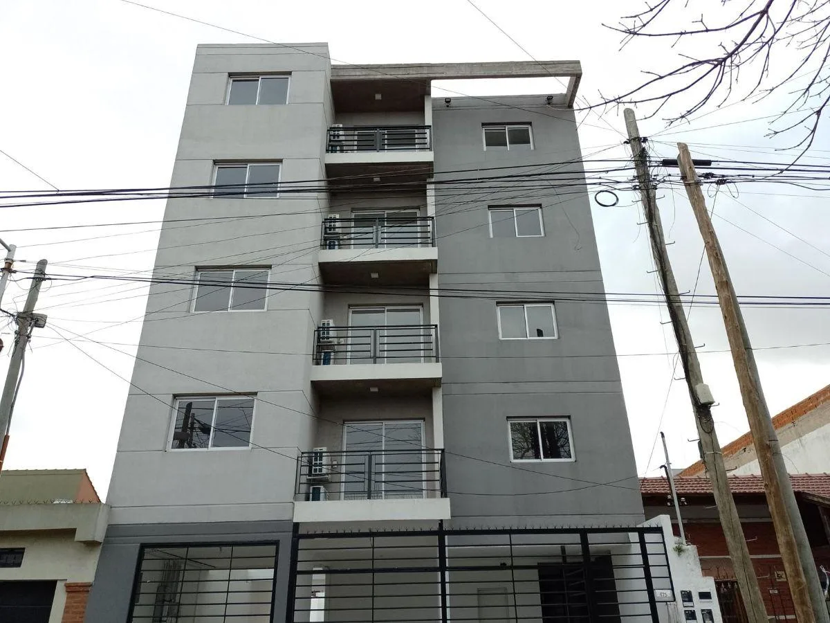 Dos Ambientes por Escalera con Espacio Guardacoche