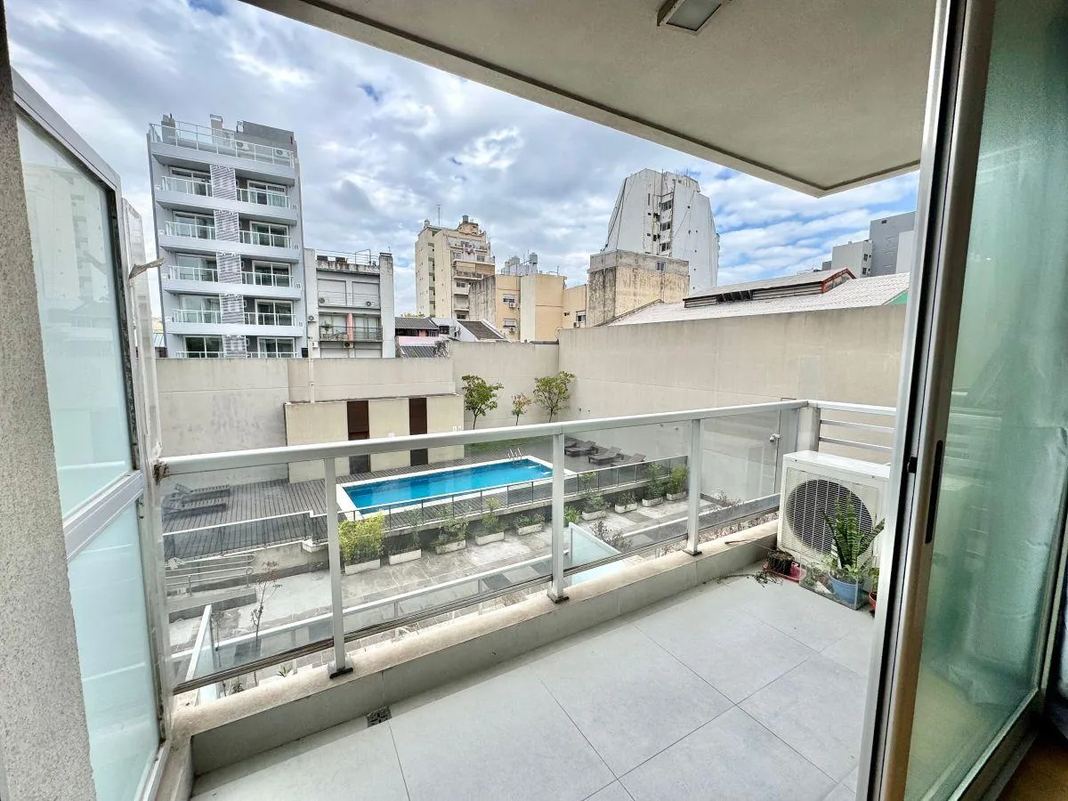 Monoambiente con balcón y amenities