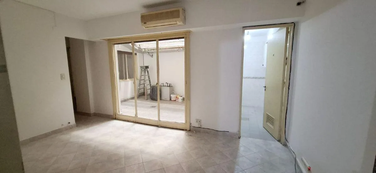 Apartamento de dois ambientes com pátio em Villa Crespo