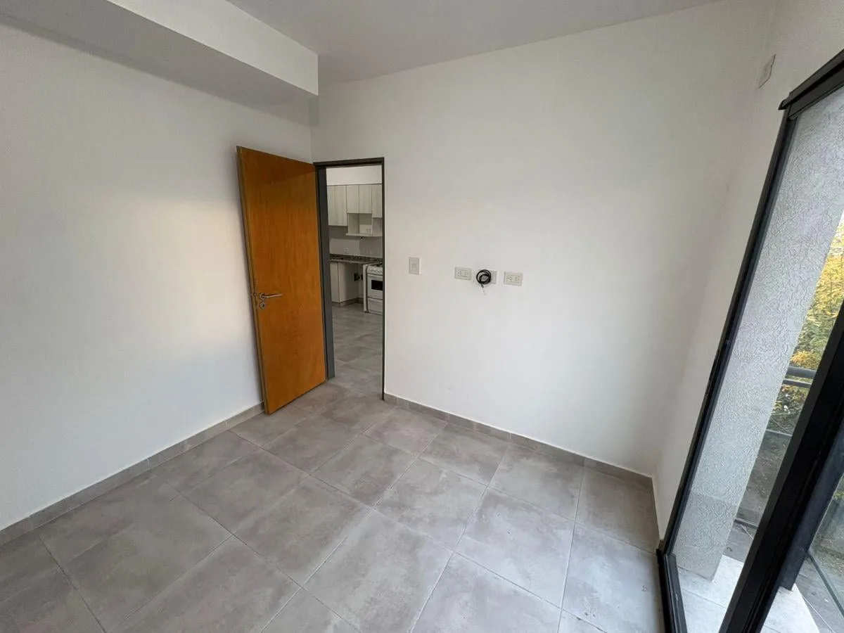 Monoambiente con División en Edificio con Comodidades