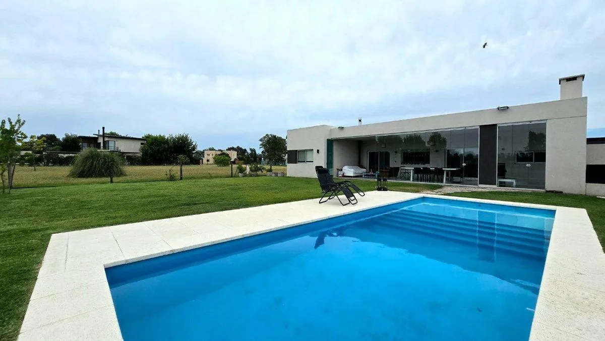 Alquiler Casa Amueblada con Galería, Pileta y Golf