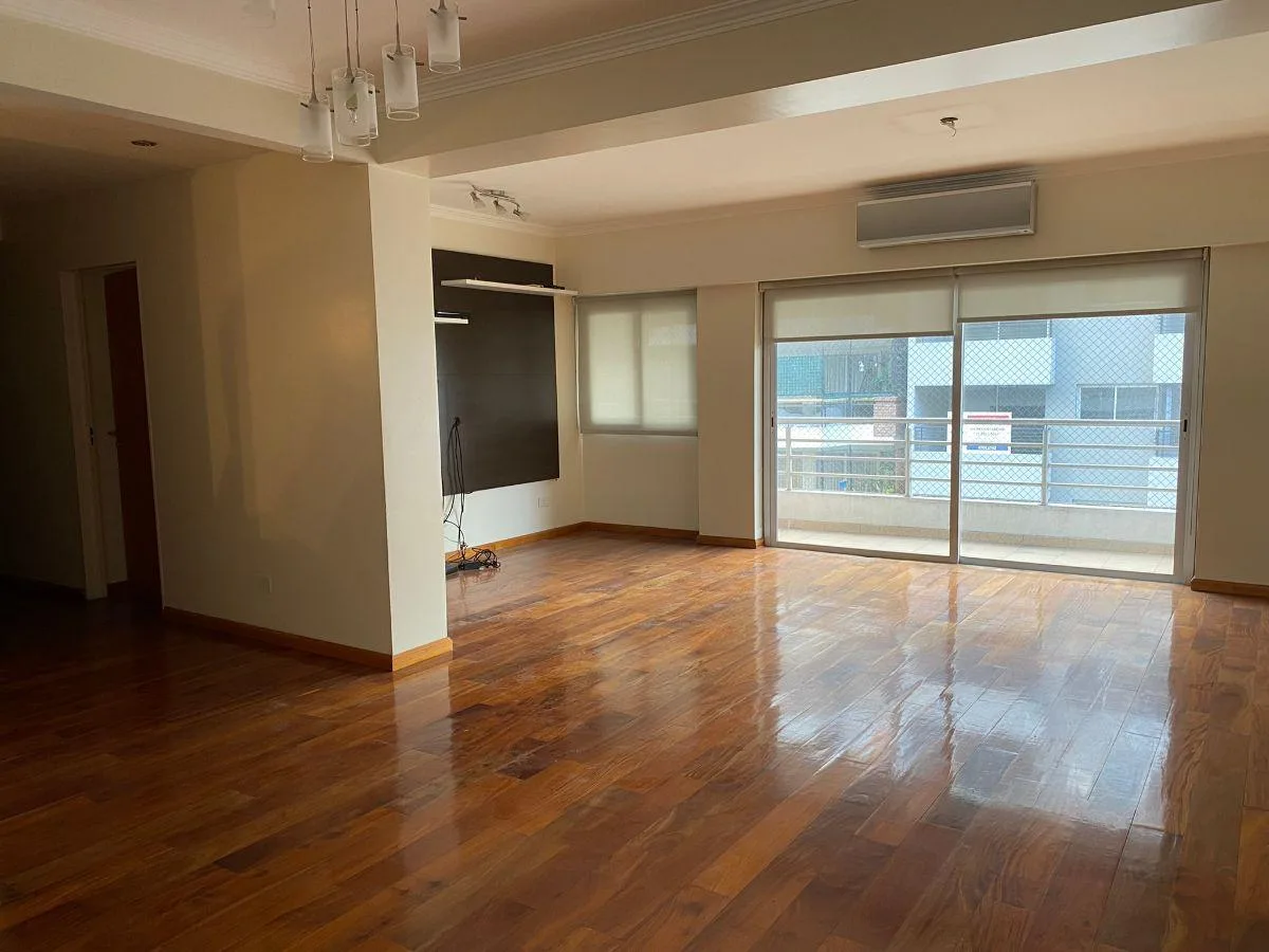 Imperdible 5 Ambientes Cochera en Edificio de Categoria a m de P. Goyena. Unico en La Zona
