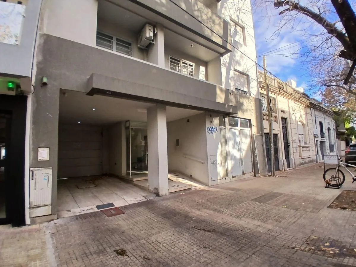 Departamento en Planta Baja con Cochera/patio – Muy Buen Estado