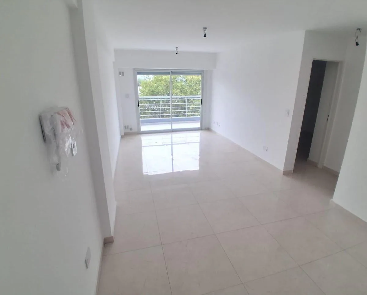 Departamento de 2 Ambientes con Cochera en Alquiler en Moron