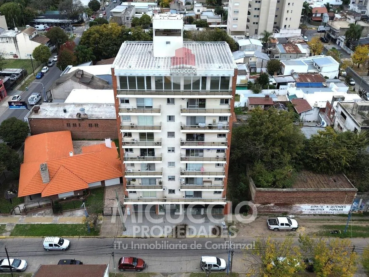 2 quartos, varanda frontal, vaga
