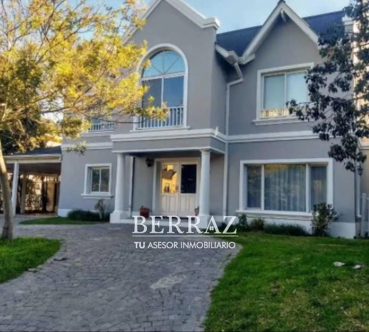 Casa com piscina e churrasqueira