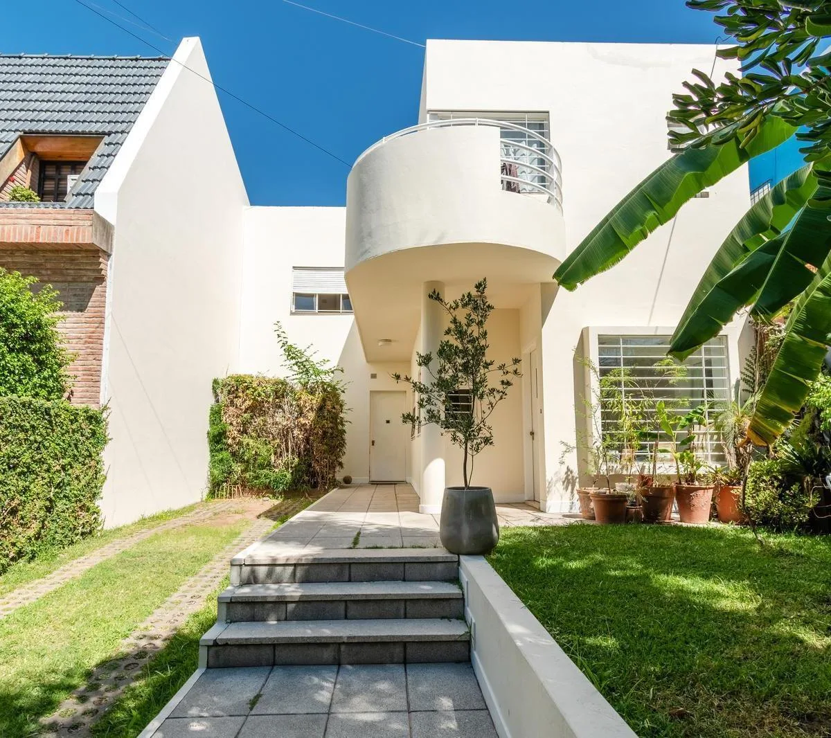 Sensacional Casa Racionalista en Alquiler Hecha a Nuevo con Jardín y Piscina en Vicente López