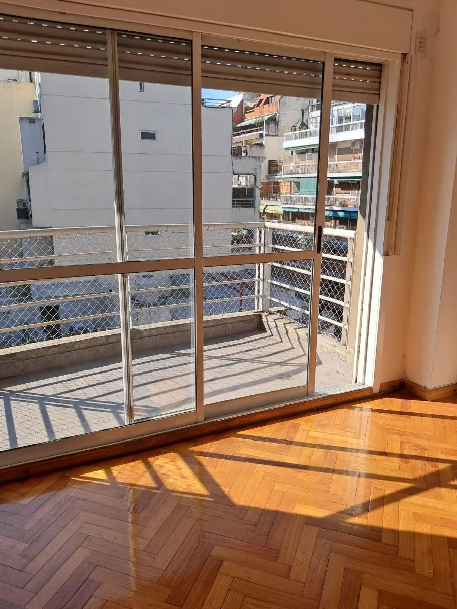 Excelente Departamento de Dos Ambientes Al Frente con Cochera
