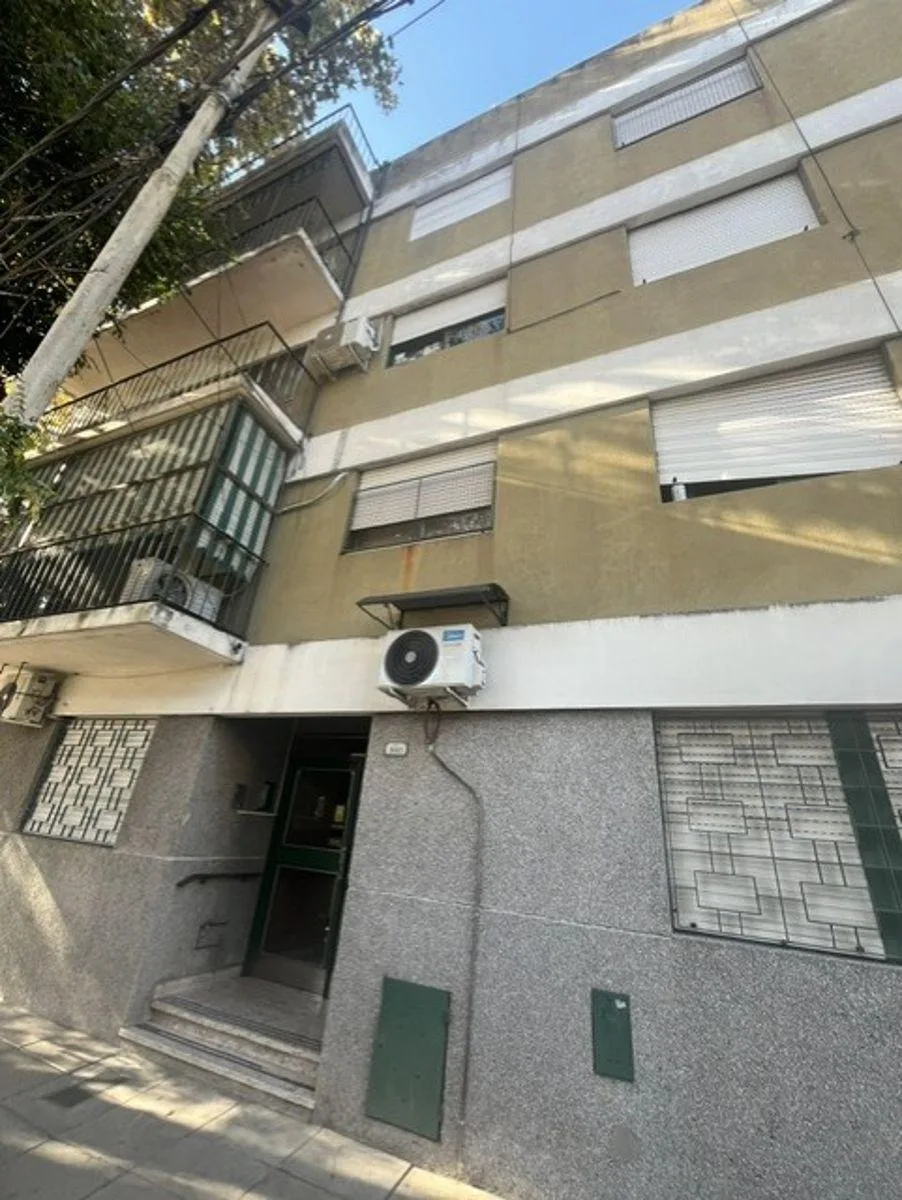 Departamento 2 Ambientes en 2do Piso por Escalera con Balcon - Saenz Peña