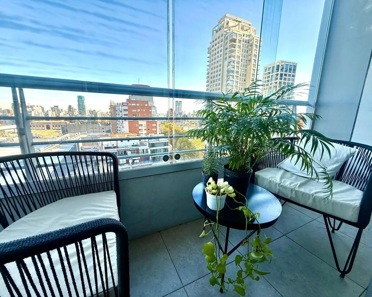 Piso alto con balcón y cochera