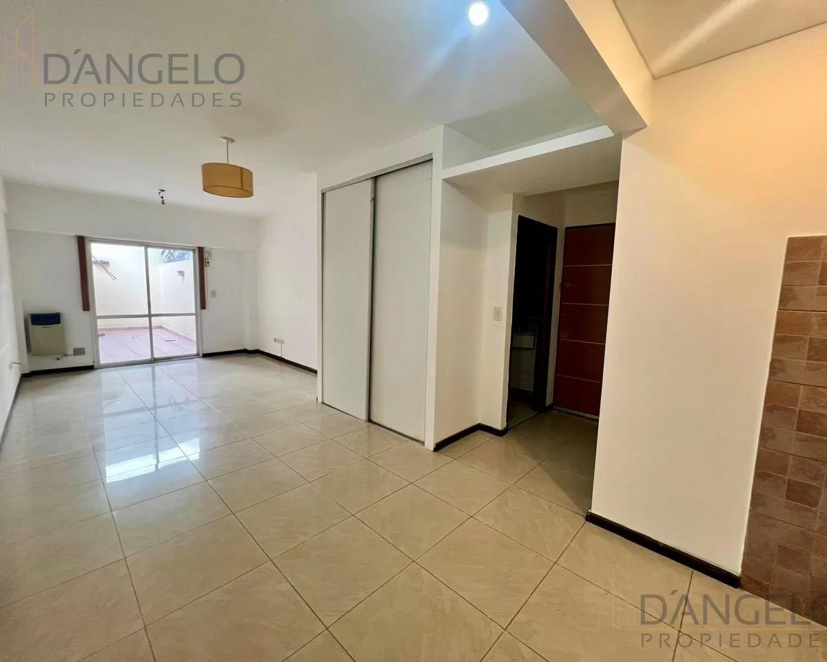 Monoambiente con un Patio Hermoso. Recien Pintado. Excelente Ubicacion