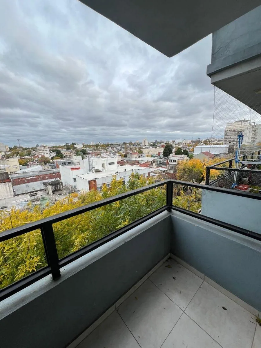 Monoambiente Grande con Balcon Al Frente. Impecable!